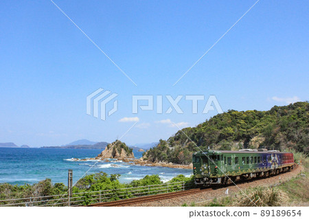 The car window is the blue sea 89189654