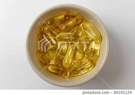 白色背景上的歐米茄 3 89191124