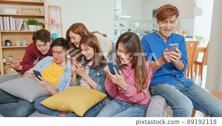 friends play phone games friends play phone games 89192118