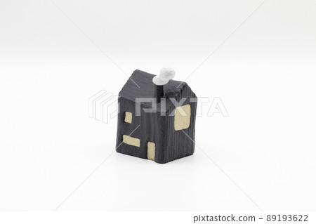 一個帶煙囪的黑色木製微型房子 89193622