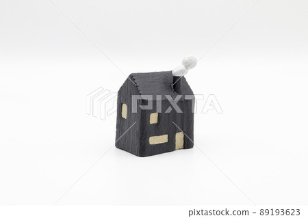 一個帶煙囪的黑色木製微型房子 一個帶煙囪的黑色木製微型房子 89193623