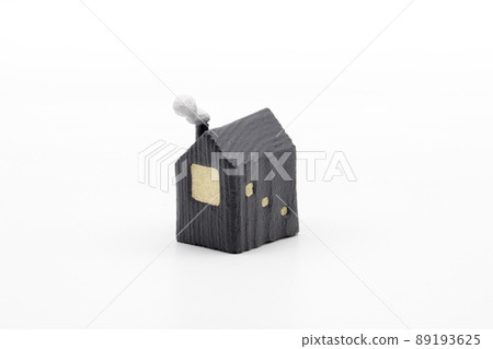 一個帶煙囪的黑色木製微型房子 一個帶煙囪的黑色木製微型房子 89193625