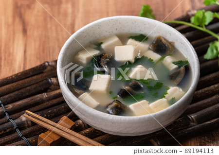 preserved egg tofu soup taiwan snack soup close-up century egg tofu soup ピータンとうふスープ 89194113