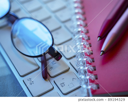 Business image of notebook, personal computer, glasses (female) 89194329
