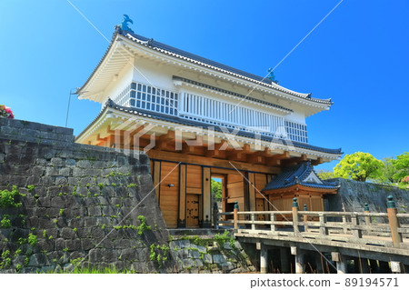 [Kagoshima Prefecture] Tsurumaru Castle under clear skies, Goromon (Kagoshima Castle) 89194571