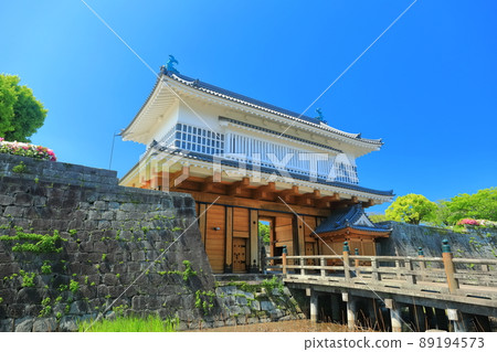 [Kagoshima Prefecture] Tsurumaru Castle under clear skies, Goromon (Kagoshima Castle) 89194573