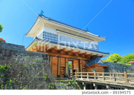 [Kagoshima Prefecture] Tsurumaru Castle under clear skies, Goromon (Kagoshima Castle) 89194575