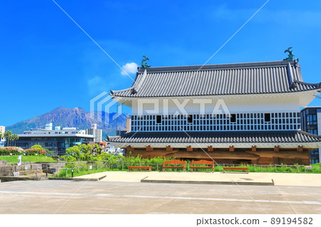 [Kagoshima Prefecture] Sakurajima and Goromon (Tsurumaru Castle) under clear skies 89194582
