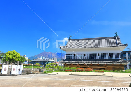 [鹿兒島縣]晴空下的櫻島和五郎門（鶴丸城） 89194583