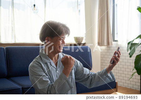 一個很高興看到智能手機的人 89194693