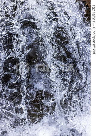 從清澈的溪流落下的瀑布 89195202