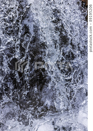 從清澈的溪流落下的瀑布 89195206