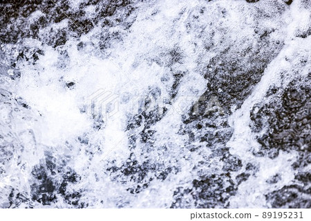 從清澈的溪流落下的瀑布 89195231