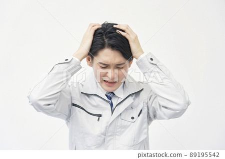 男性工人在白色背景上抱著頭 89195542