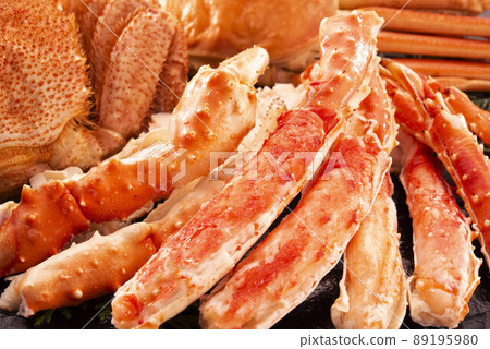Fresh and delicious king crab legs 89195980