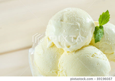 冰涼美味的香草冰淇淋 冰涼美味的香草冰淇淋 89196087
