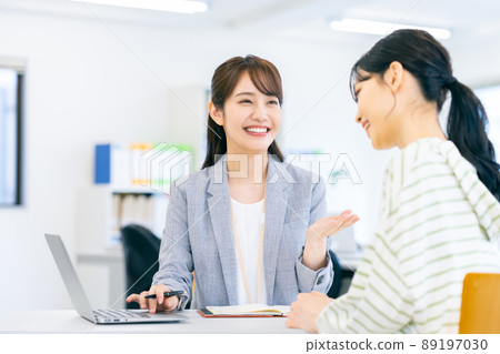 Business woman to accept Business woman to accept 89197030
