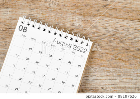 August 2022 desk calendar on wooden background. 89197626