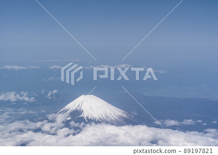Aerial view from Haneda plane ・ Mt. Fuji and cloud carpet 89197821