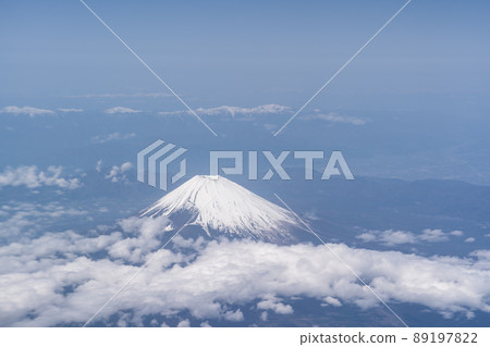 Aerial view from Haneda plane ・ Mt. Fuji and cloud carpet 89197822