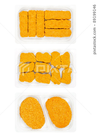 Vegan breaded sticks, nuggets and cutlets, in clear plastic trays. Vegan fish fingers, nuggets and slices of schnitzel, based on soy and wheat protein, a pre-fried meat substitute. Convenience food. 89199146