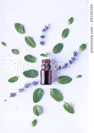 Flat lay lavender flowers and fresh mint leaves with amber bottle Flat lay lavender flowers and fresh mint leaves with amber bottle 89199164