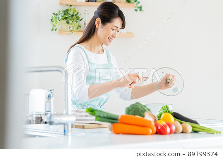 Smiley middle woman cooking in the kitchen 89199374