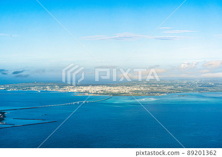 Aerial view from an airplane departing from Shimojishima ・ Irabu Ohashi Bridge and the blue sea that connect Miyakojima and Irabujima Aerial view from an airplane departing from Shimojishima ・ Irabu Ohashi Bridge and the blue sea that connect Miyakojima and Irabujima 89201362