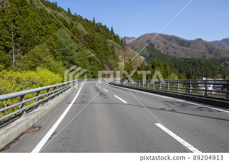 桐木大橋附近新綠季節的石萬溫泉 89204913