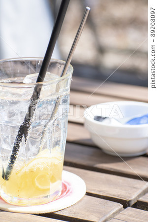 在咖啡廳的露台上享用午餐 89208097