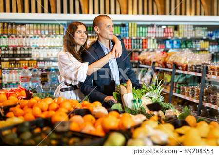 Portrait of a happy young man and girl in a supermarket 89208353