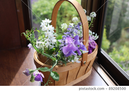 在花園裡用鮮花裝飾凸窗 在花園裡用鮮花裝飾凸窗 89208500