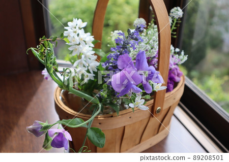 在花園裡用鮮花裝飾凸窗 在花園裡用鮮花裝飾凸窗 89208501