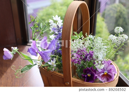 在飄窗上裝飾花園裡的花 在飄窗上裝飾花園裡的花 89208502