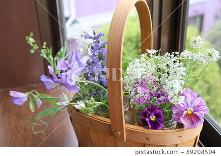 在花園裡用鮮花裝飾凸窗 在花園裡用鮮花裝飾凸窗 89208504
