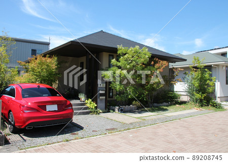 A luxurious and fashionable mansion with a calm atmosphere of a one-story building with a square roof that you want to be the final residence that shines in the blue sky 89208745