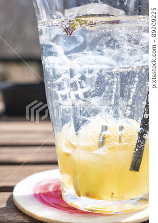 Carbonated juice taken up Carbonated juice taken up 89209225