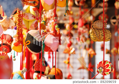 七彩垂懸的小雞希望過上無病的生活 89209659