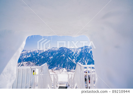 (Toyama Prefecture) One-sided silver world Tateyama / Daikanbo Peaks of the Northern Alps peeking through snow pockets 89210944