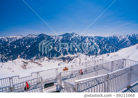(Toyama Prefecture) One-sided silver world The peaks of the Northern Alps seen from the terrace of Tateyama and Daikanbo 89211068