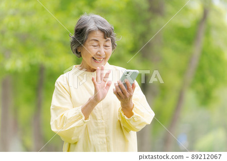 操作智能手機的女性前輩 89212067