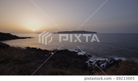萩城外日本海的日落場景 89213005