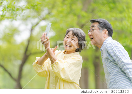 帶智能手機的高級男女停車場 89213233