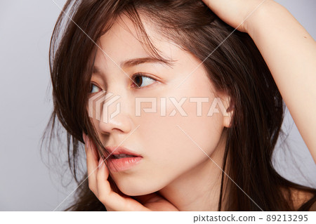 Beauty young Japanese woman with messy hair 89213295