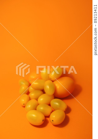 yellow tomatoes 89213411