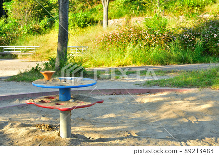在空曠的公園裡的沙箱 89213483