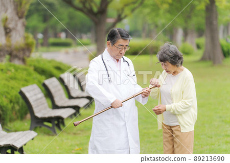 戶外醫生和資深婦女 戶外醫生和資深婦女 89213690