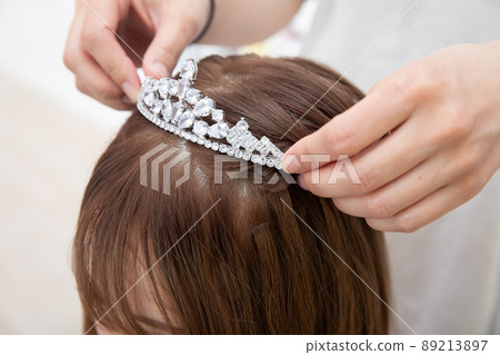 A woman with a tiara on her head Hair set A woman with a tiara on her head Hair set 89213897