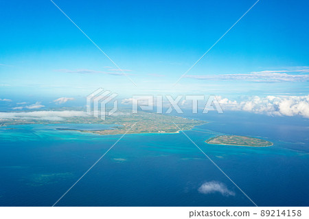 Aerial view from an airplane departing from Shimojishima ・ Kurima Bridge and the blue sea connecting Miyakojima and Kurimajima 89214158
