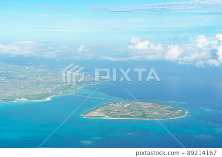 Aerial view from an airplane departing from Shimojishima ・ Kurima Bridge and the blue sea connecting Miyakojima and Kurimajima 89214167